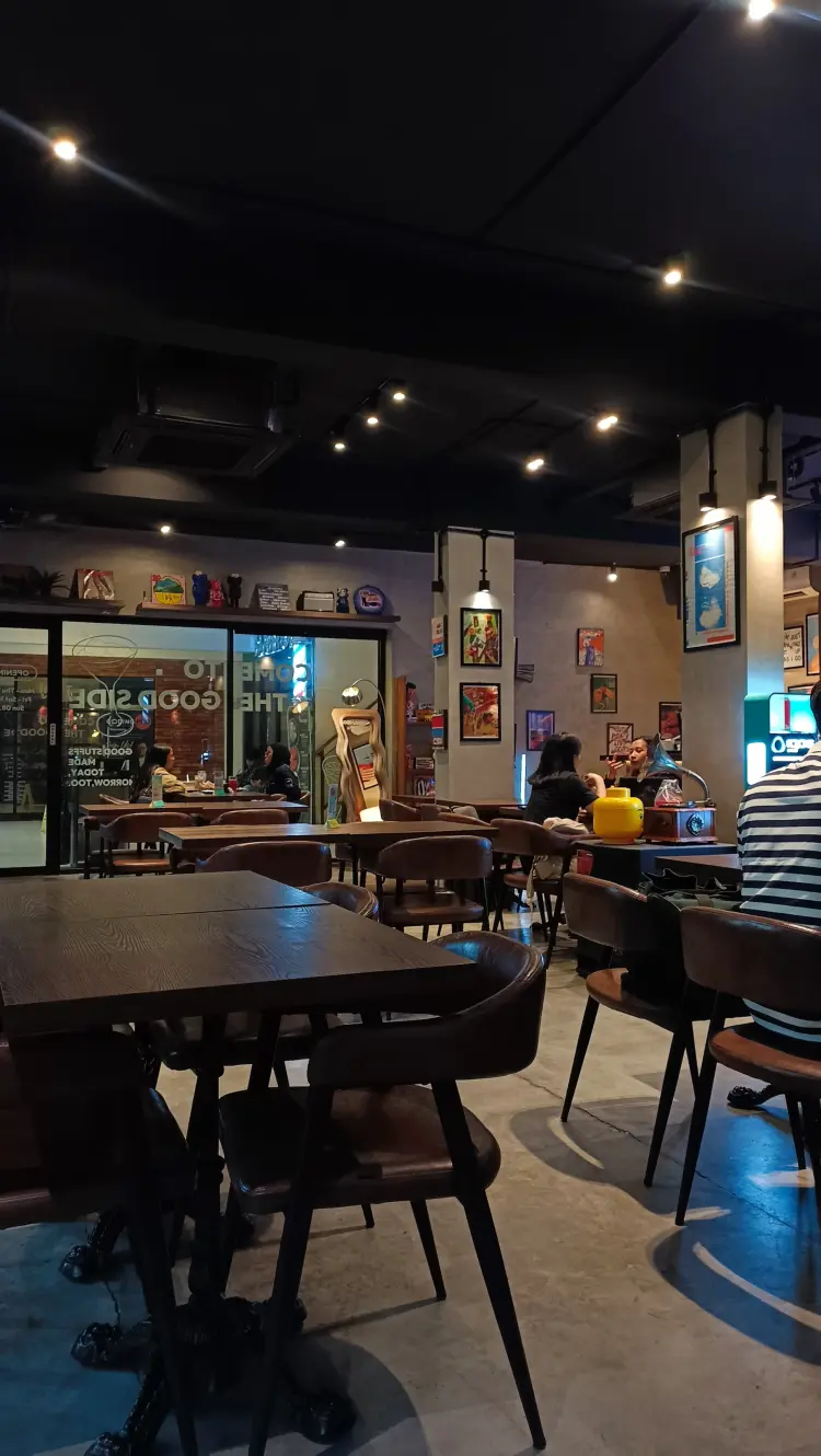 雅加达Cikini这家店，下午5:30前是天堂，5:30后…非烟民慎入！