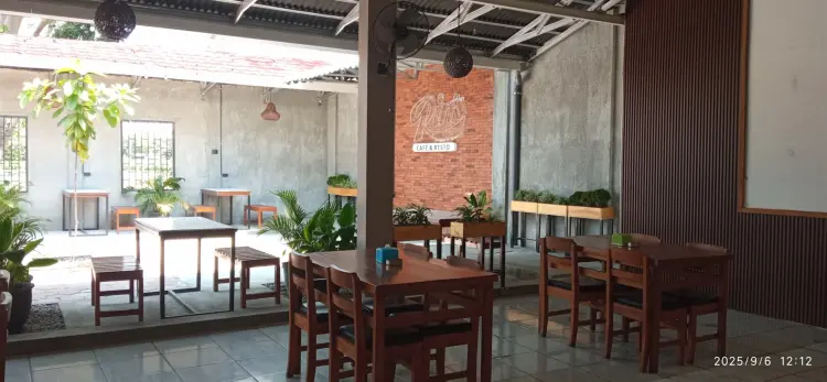 Rins Cafe & Resto 1