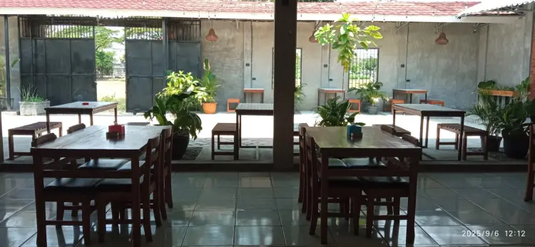 Rins Cafe & Resto 4