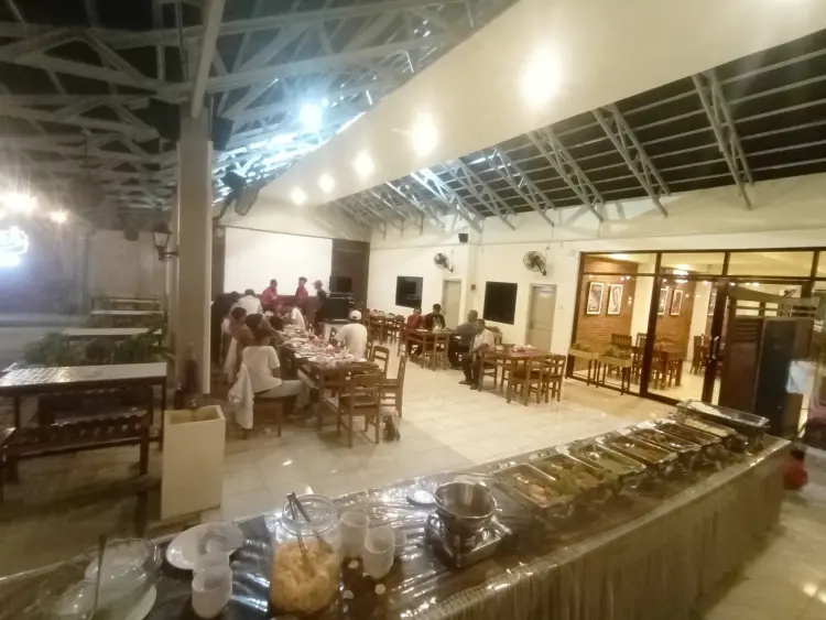 Rins Cafe & Resto 2