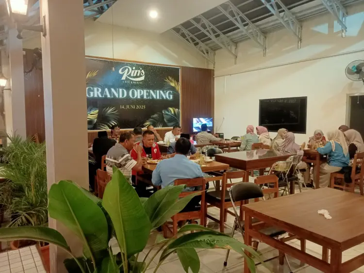 Rins Cafe & Resto 5