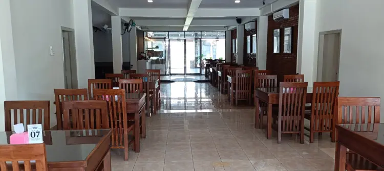 Rins Cafe & Resto 3