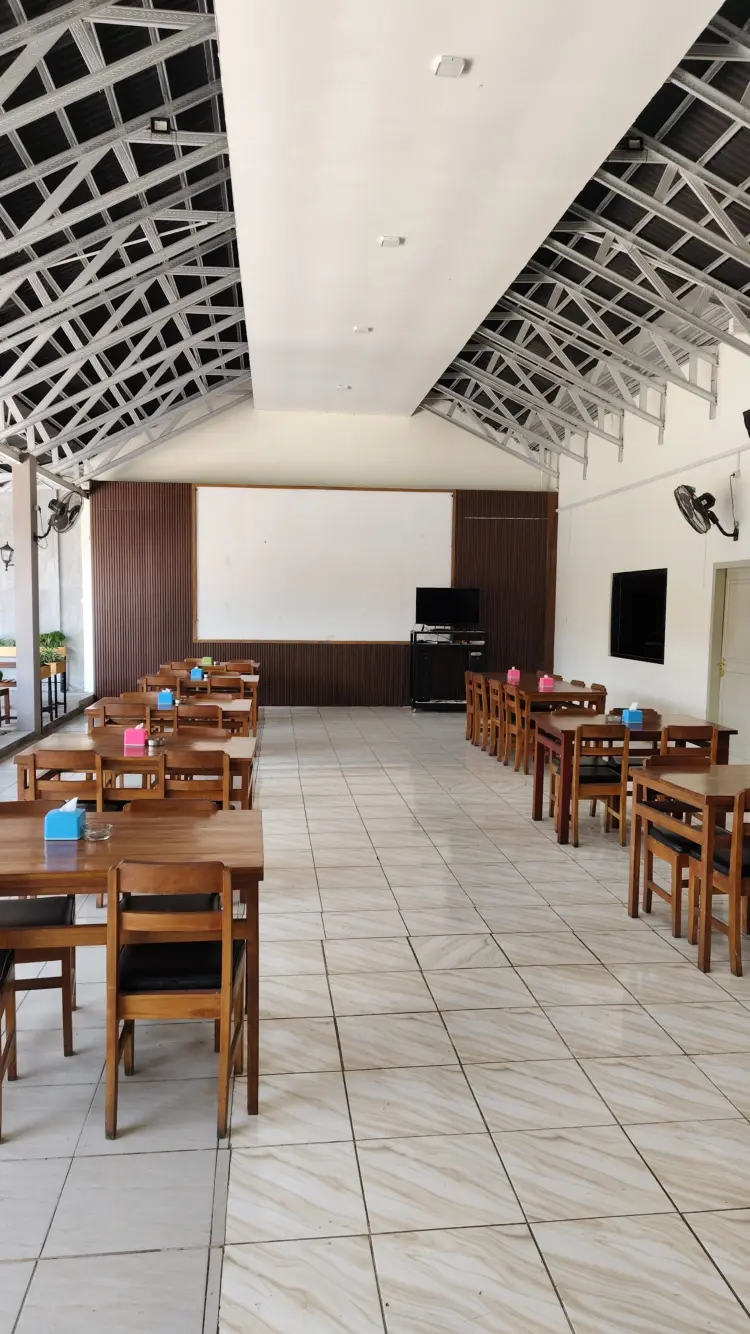 Rins Cafe & Resto 7