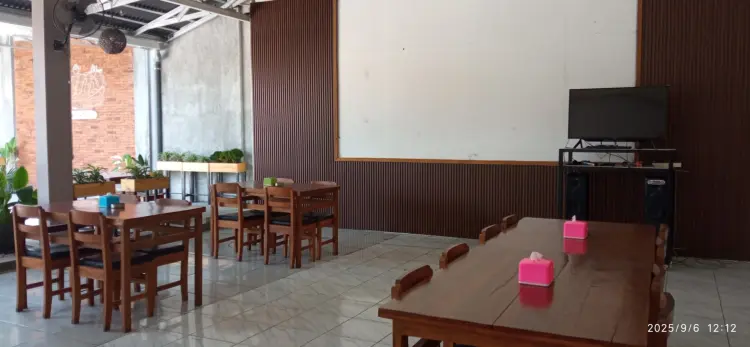 Rins Cafe & Resto 8