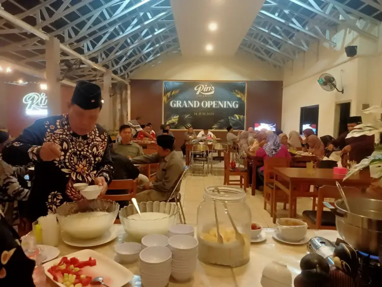 Rins Cafe & Resto 10