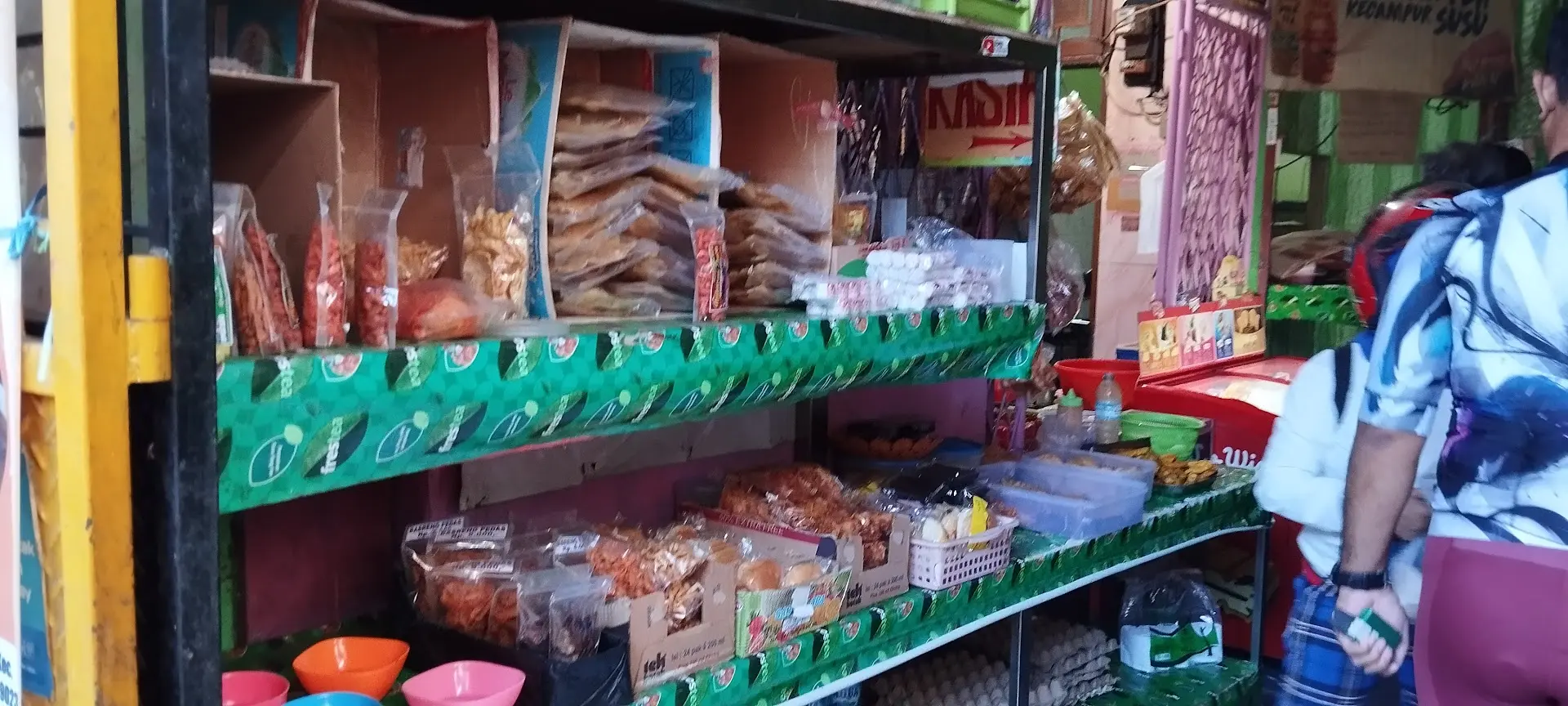 Cuma 5 ribuan & antrenya sejam! Gimana ceritanya warung Lokal jadul di gang ini bisa jadi se-Mantap itu? 6