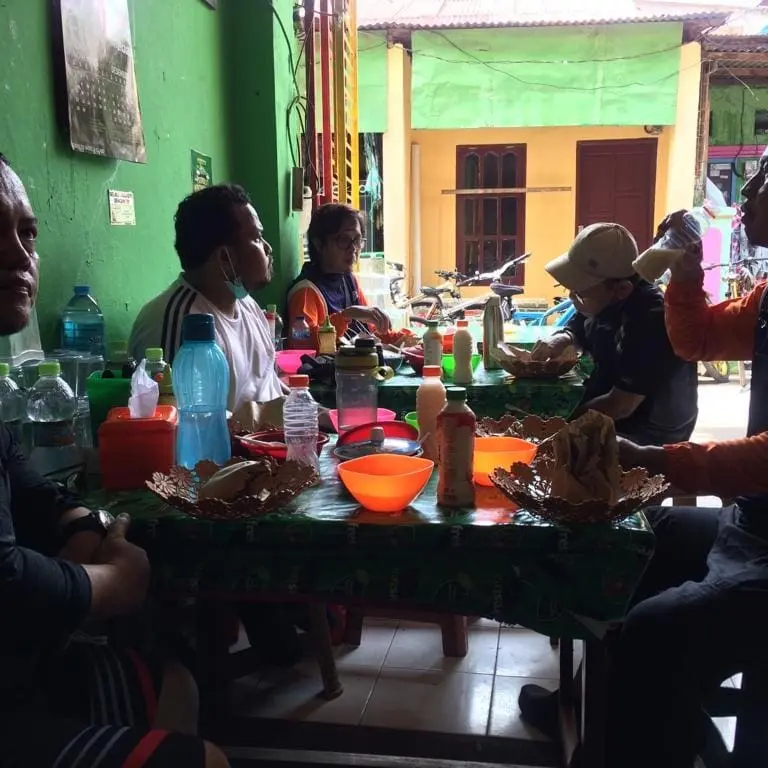 Cuma 5 ribuan & antrenya sejam! Gimana ceritanya warung Lokal jadul di gang ini bisa jadi se-Mantap itu? 1