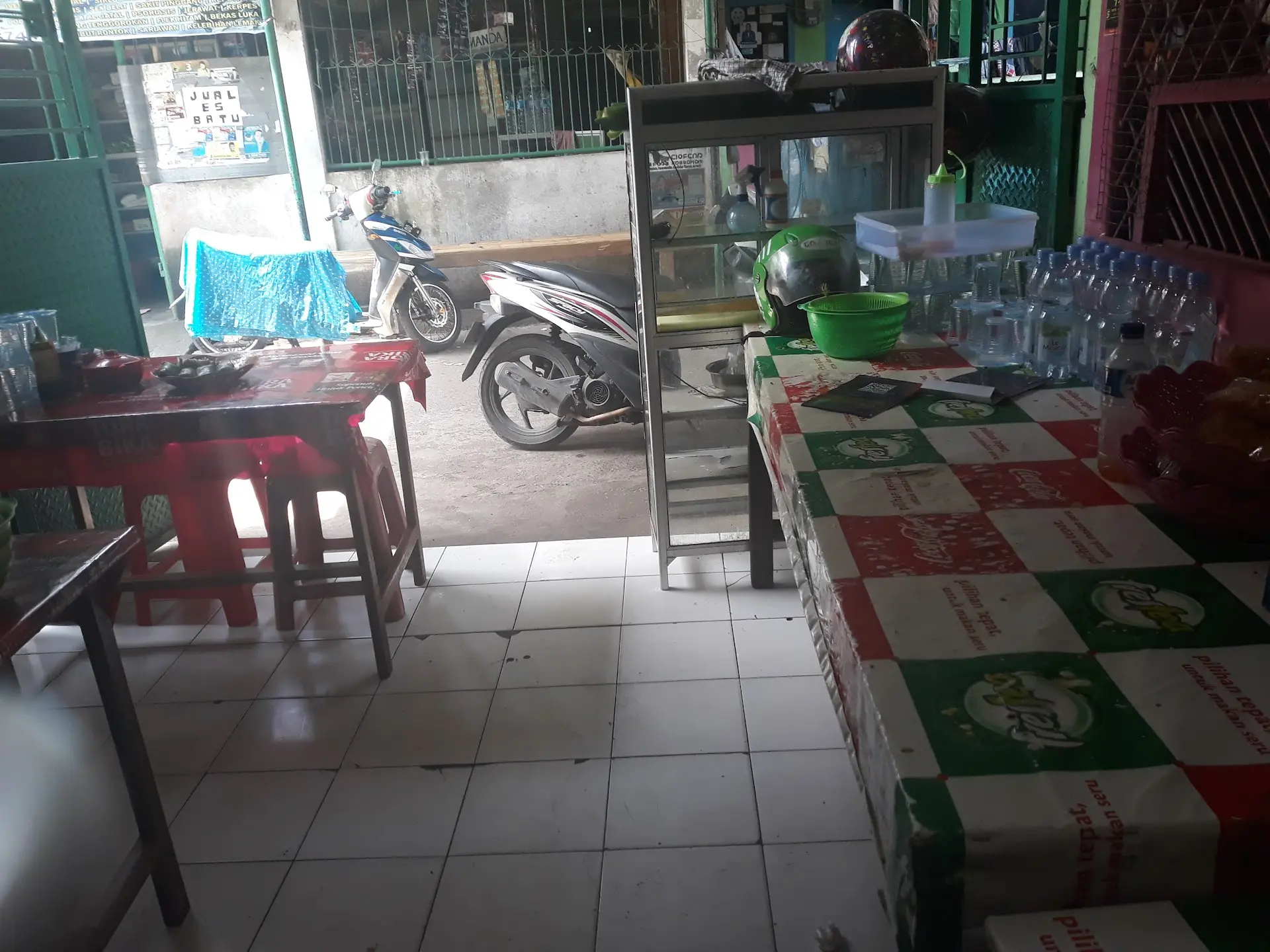 Cuma 5 ribuan & antrenya sejam! Gimana ceritanya warung Lokal jadul di gang ini bisa jadi se-Mantap itu? 5