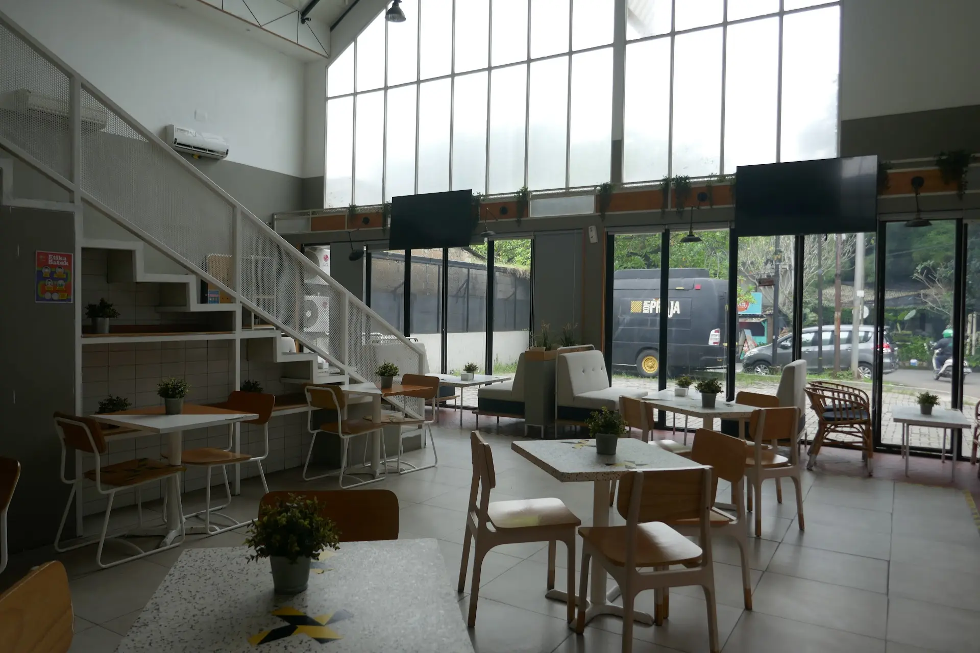 Digital Nomad Bintaro, kumpul! Wifinya kafe tangga ini mantap banget, tapi makanannya... 4