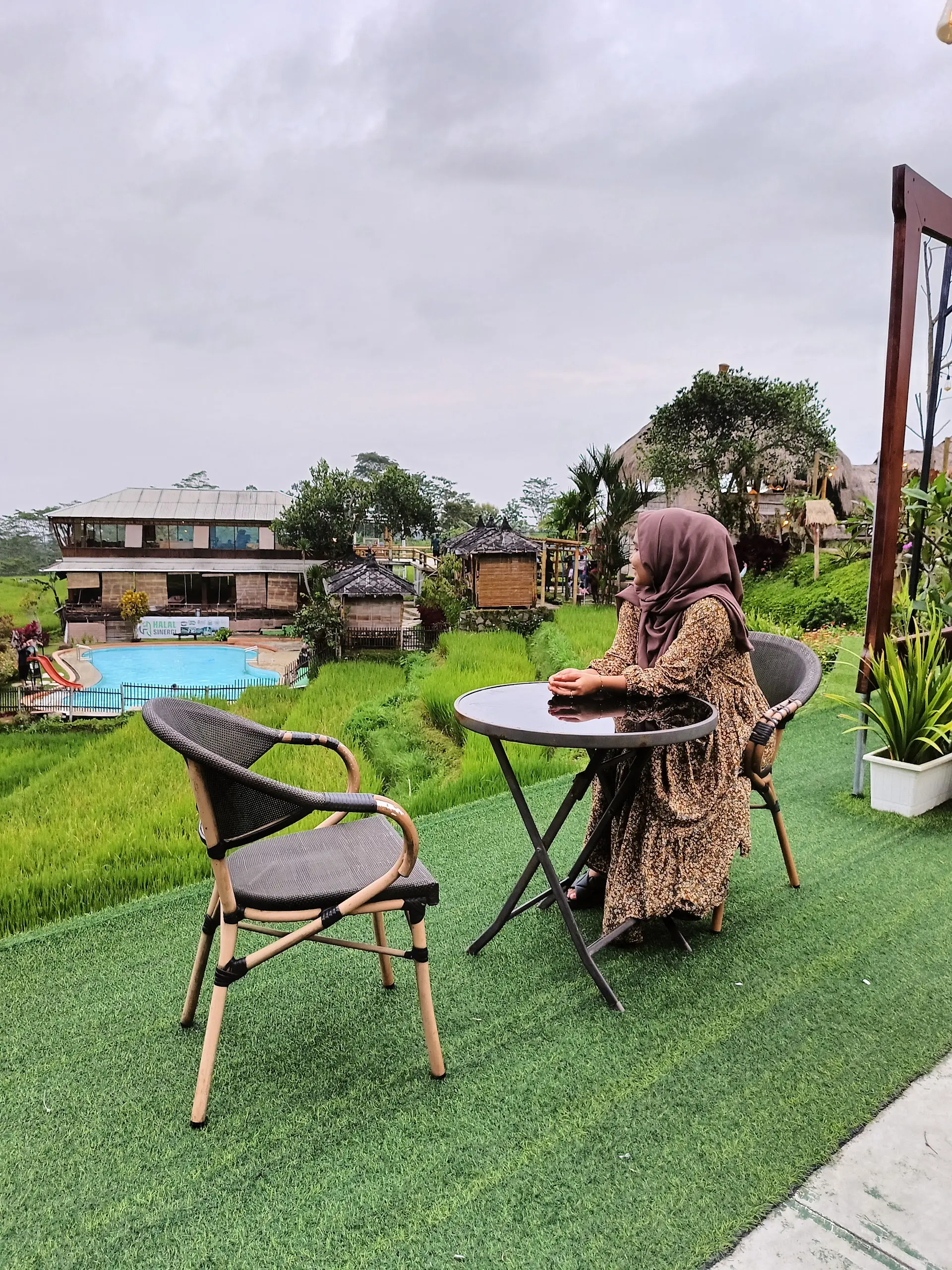 人均不到70K，我在中爪哇这家稻田餐厅躺平了一下午！ 2