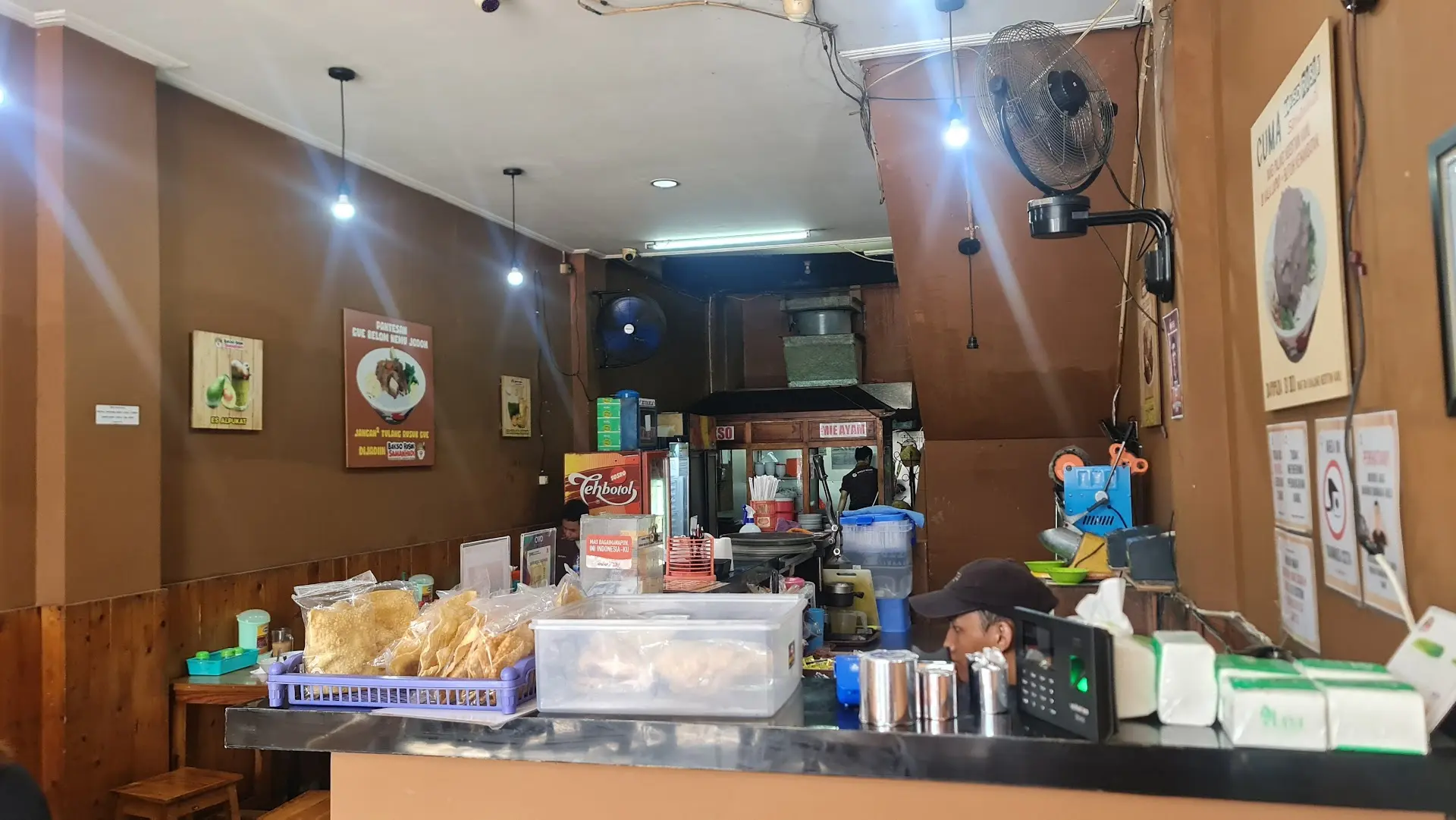 谁说雅加达只有MALL?这碗牛骨汤才是真正的快乐老家! 1