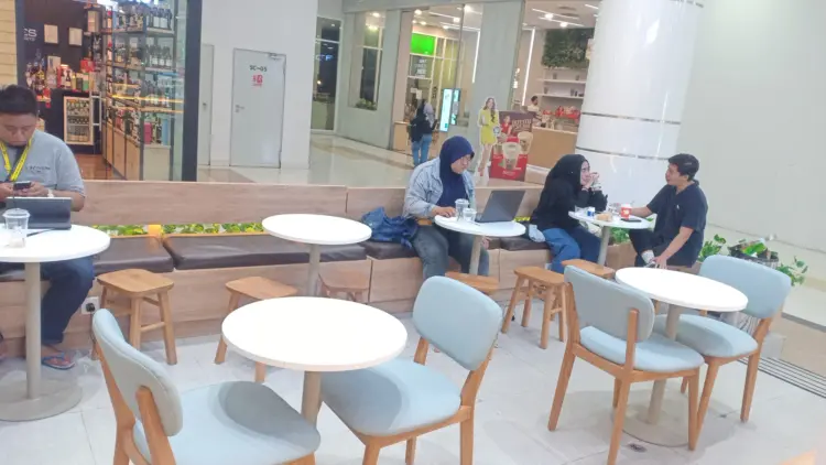 TOMORO COFFEE - Green Pramuka Square 9