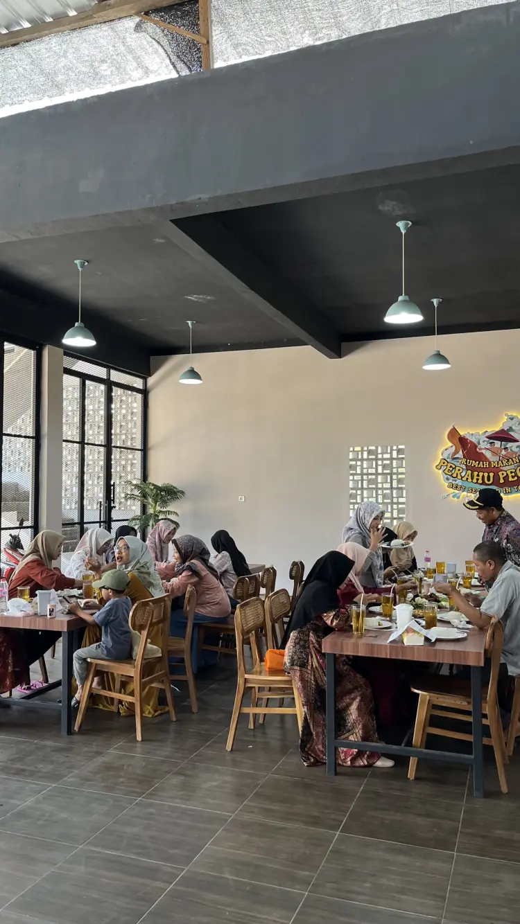 Rumah Makan Perahu Pecah 4