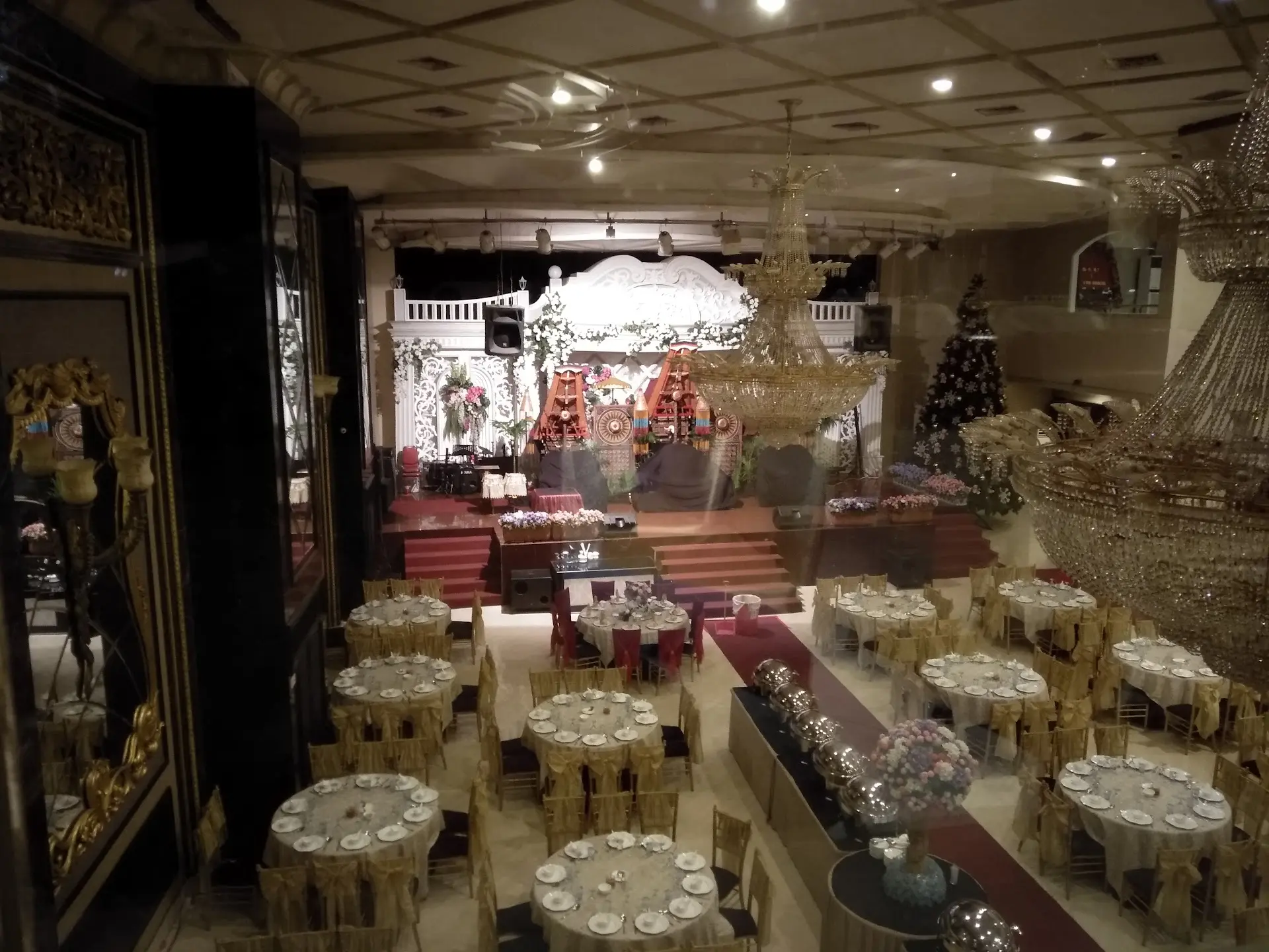 Anjay! Warga Makassar mau bikin nikahan/kumpul keluarga? Sini gue bisikin spot lokal legendaris 40 tahun yang mantap buat nongkrong chill, bakmi-nya juara! 🤫👍 4