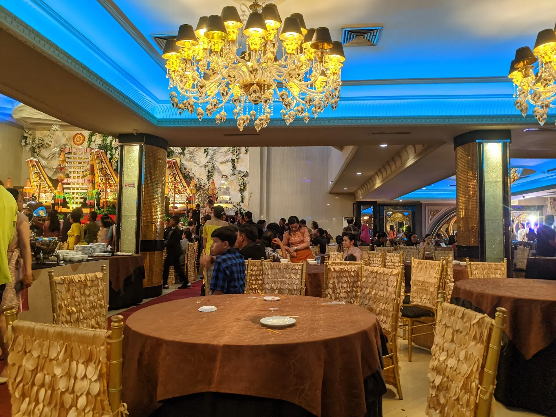 Anjay! Warga Makassar mau bikin nikahan/kumpul keluarga? Sini gue bisikin spot lokal legendaris 40 tahun yang mantap buat nongkrong chill, bakmi-nya juara! 🤫👍 1