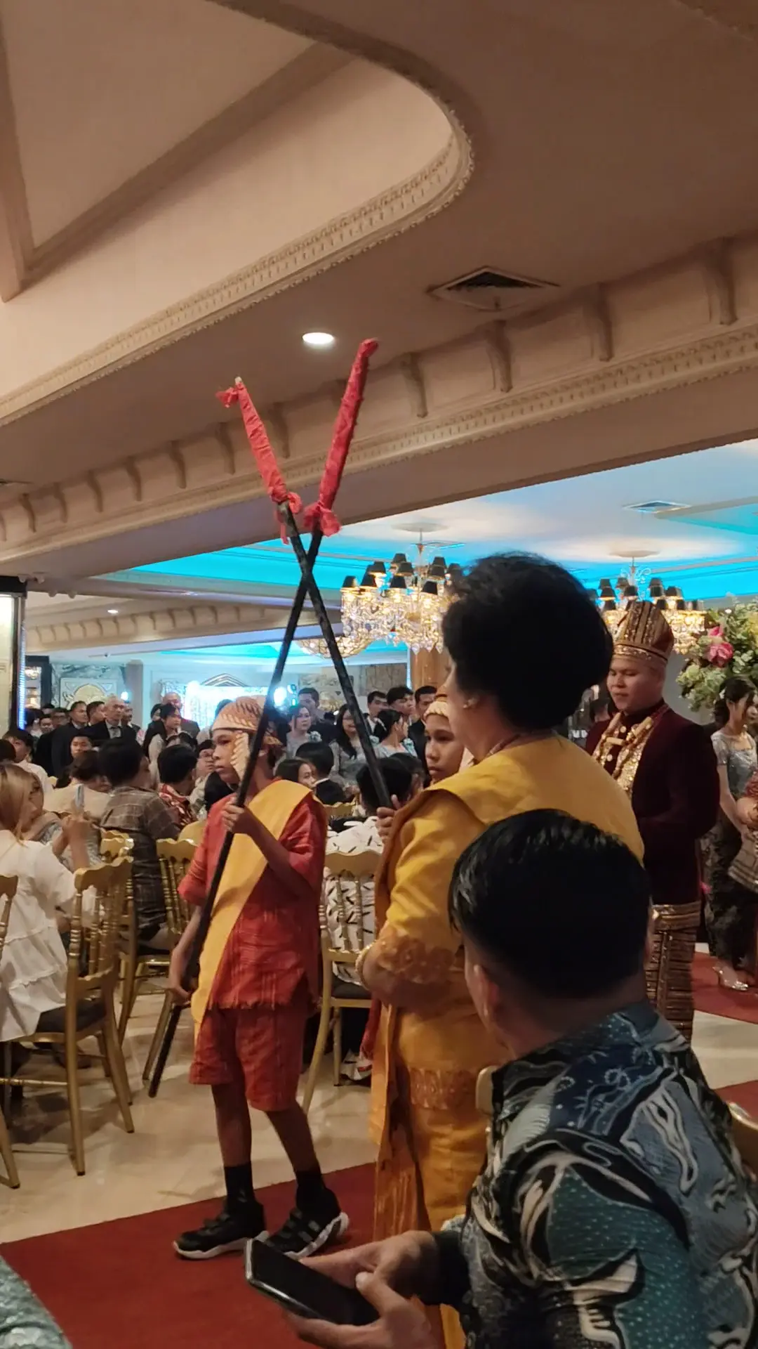 Anjay! Warga Makassar mau bikin nikahan/kumpul keluarga? Sini gue bisikin spot lokal legendaris 40 tahun yang mantap buat nongkrong chill, bakmi-nya juara! 🤫👍 2