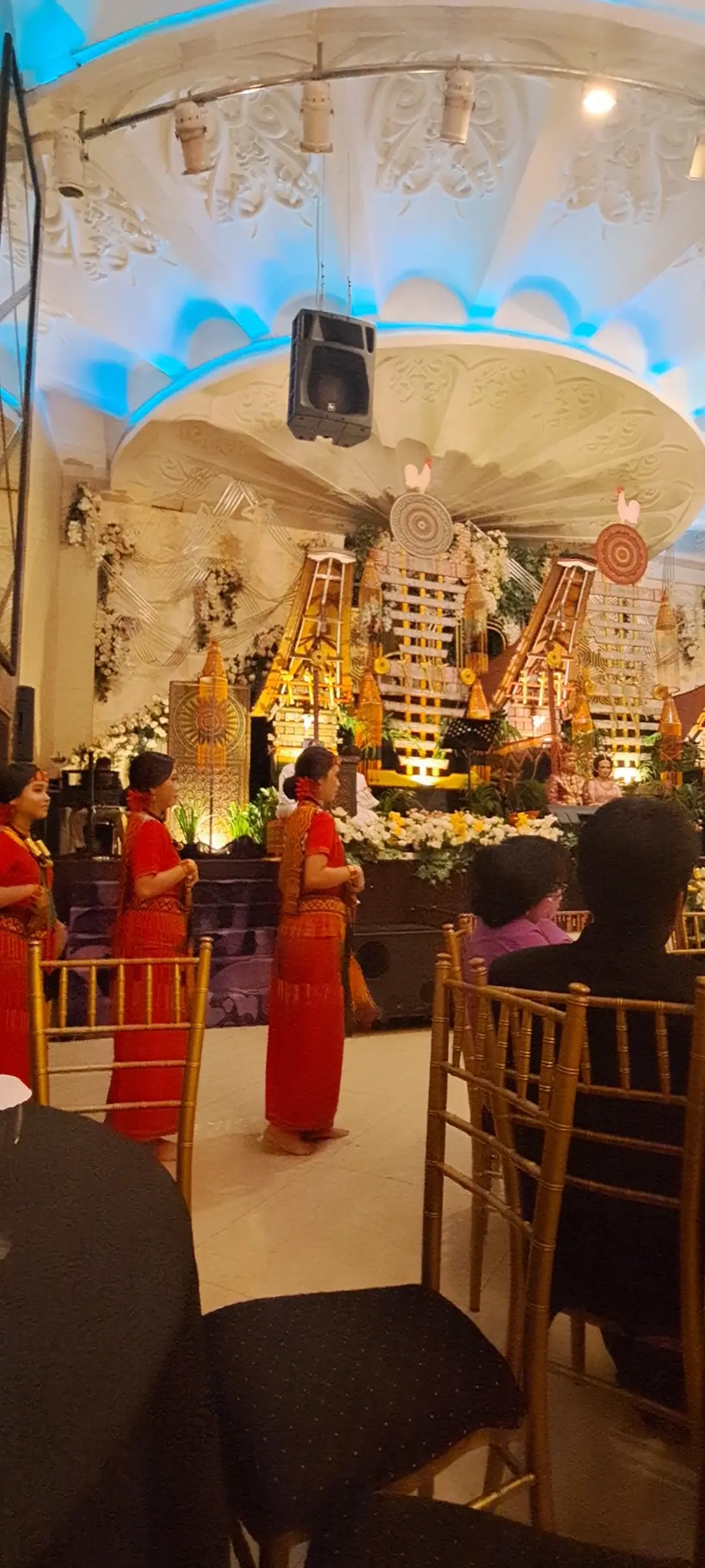 Anjay! Warga Makassar mau bikin nikahan/kumpul keluarga? Sini gue bisikin spot lokal legendaris 40 tahun yang mantap buat nongkrong chill, bakmi-nya juara! 🤫👍 3