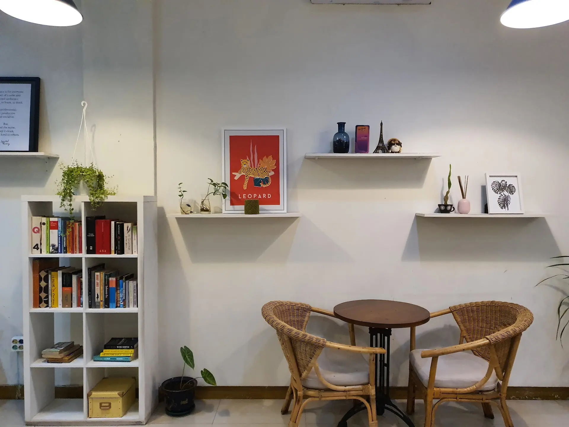 望加锡数字游民请进!这家“图书馆”咖啡馆,我能焊在工位上一整天 2