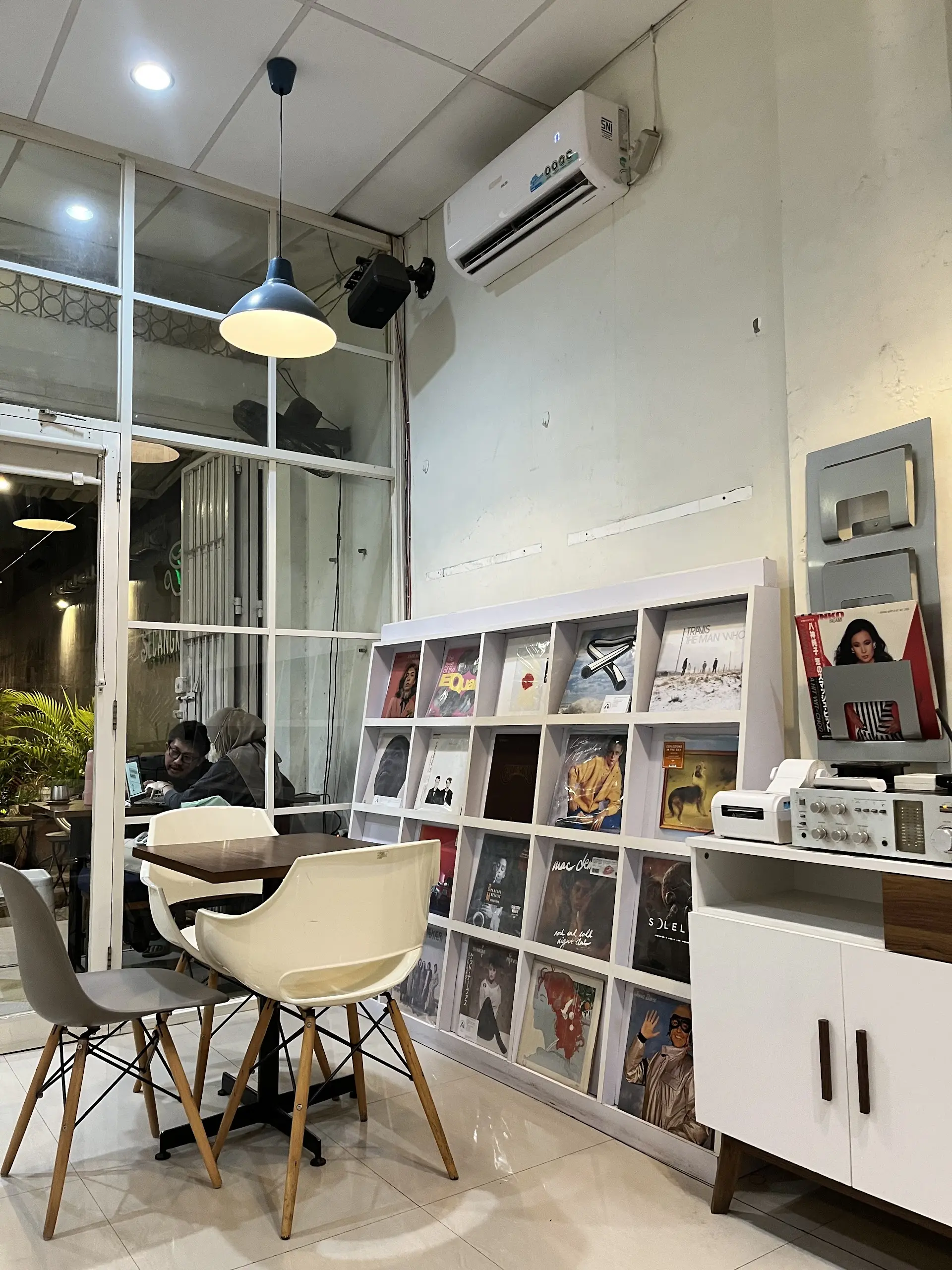 望加锡数字游民请进!这家“图书馆”咖啡馆,我能焊在工位上一整天 1