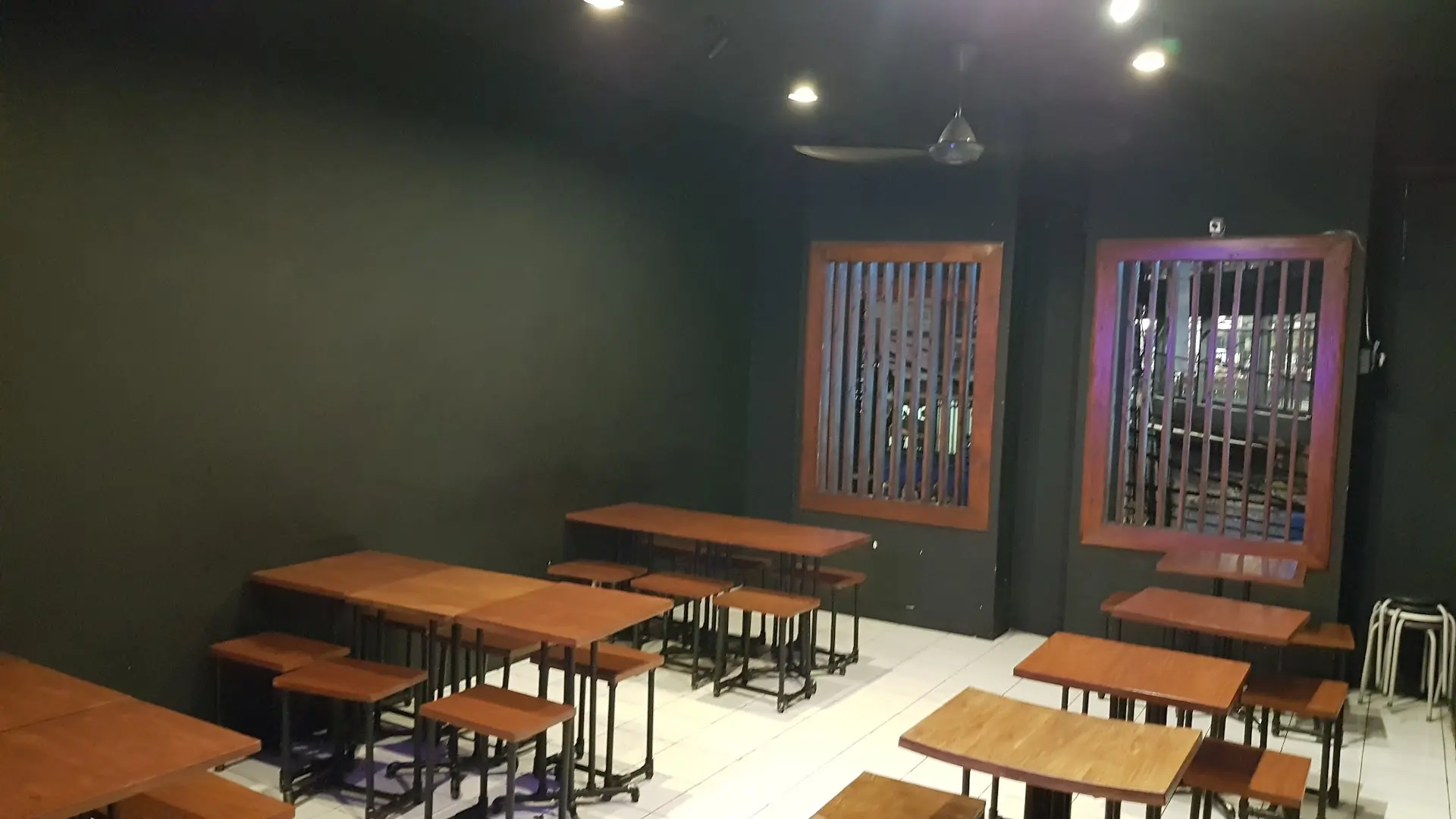 Modal 50k+, burger 'serba hitam' di Malang! Patty-nya Mantap tapi fotonya auto gelap, Anjay! 😭 7