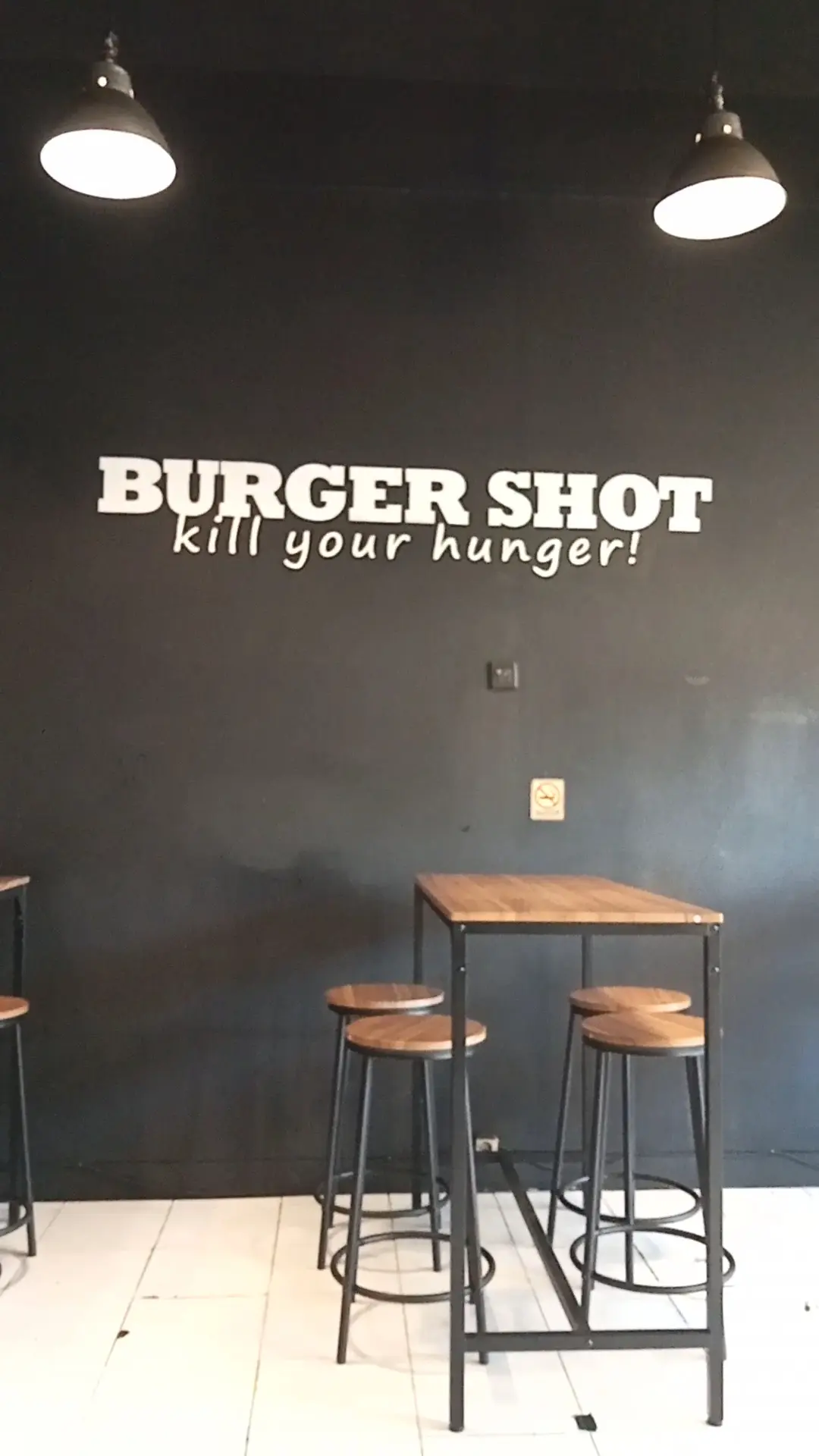 Modal 50k+, burger 'serba hitam' di Malang! Patty-nya Mantap tapi fotonya auto gelap, Anjay! 😭 5