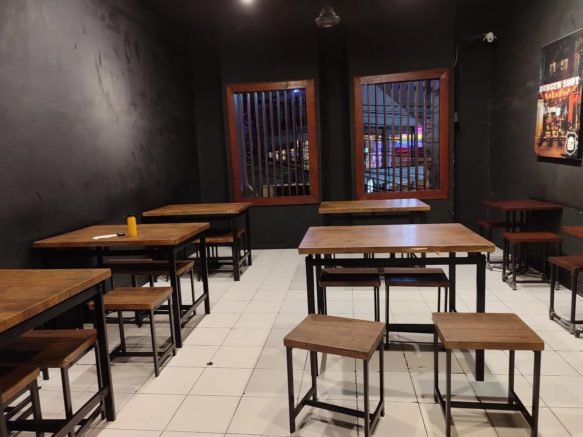 Modal 50k+, burger 'serba hitam' di Malang! Patty-nya Mantap tapi fotonya auto gelap, Anjay! 😭 8