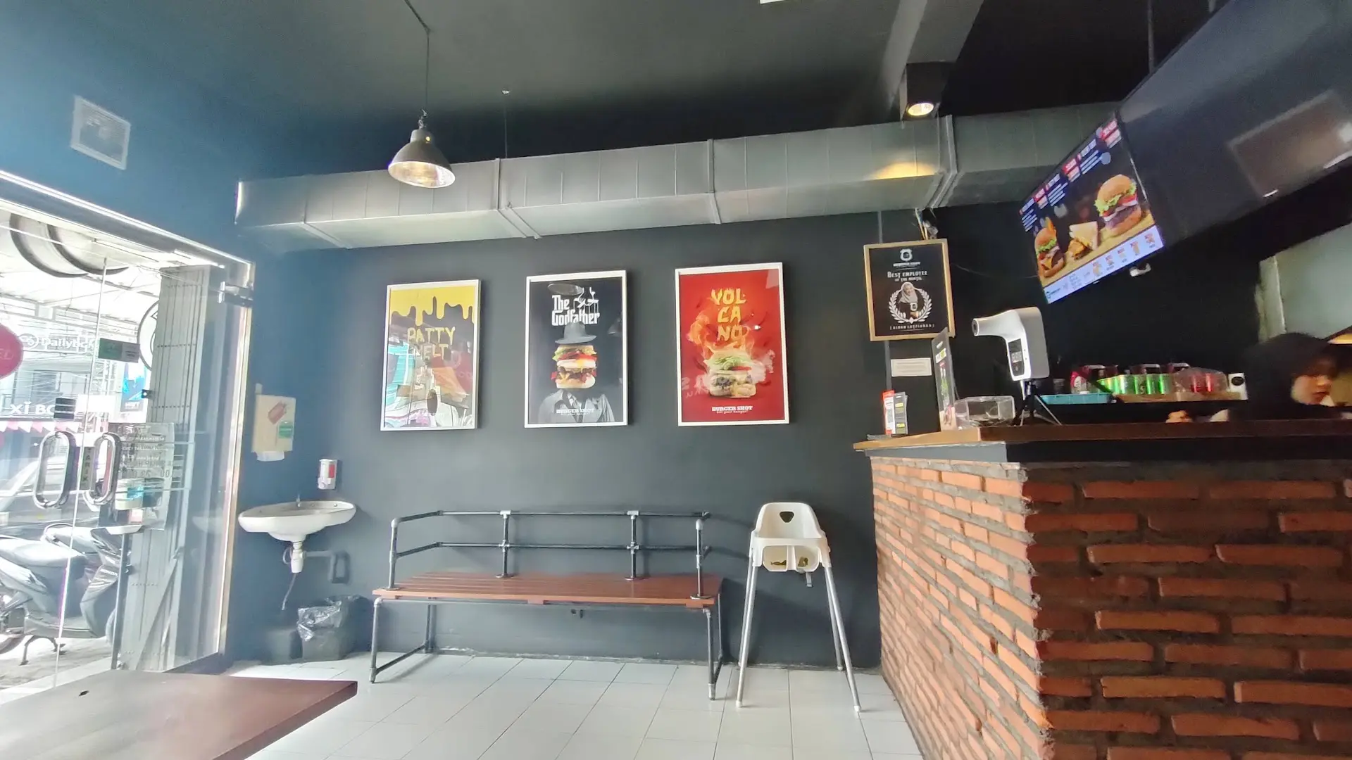 Modal 50k+, burger 'serba hitam' di Malang! Patty-nya Mantap tapi fotonya auto gelap, Anjay! 😭 2