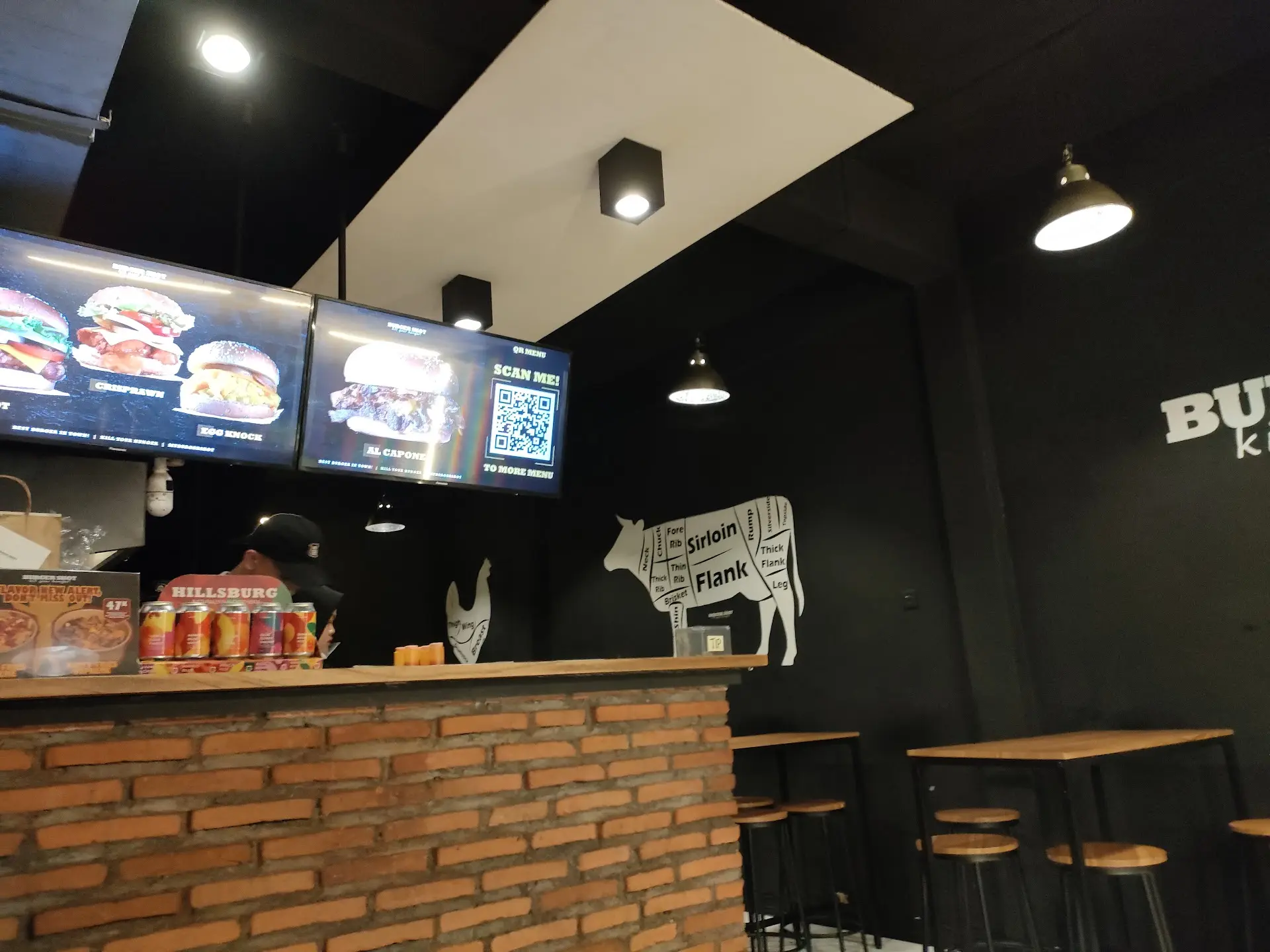 Modal 50k+, burger 'serba hitam' di Malang! Patty-nya Mantap tapi fotonya auto gelap, Anjay! 😭 6