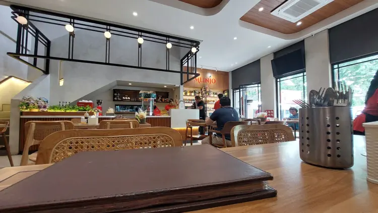 Mlinjo Cafe and Resto Semarang 8