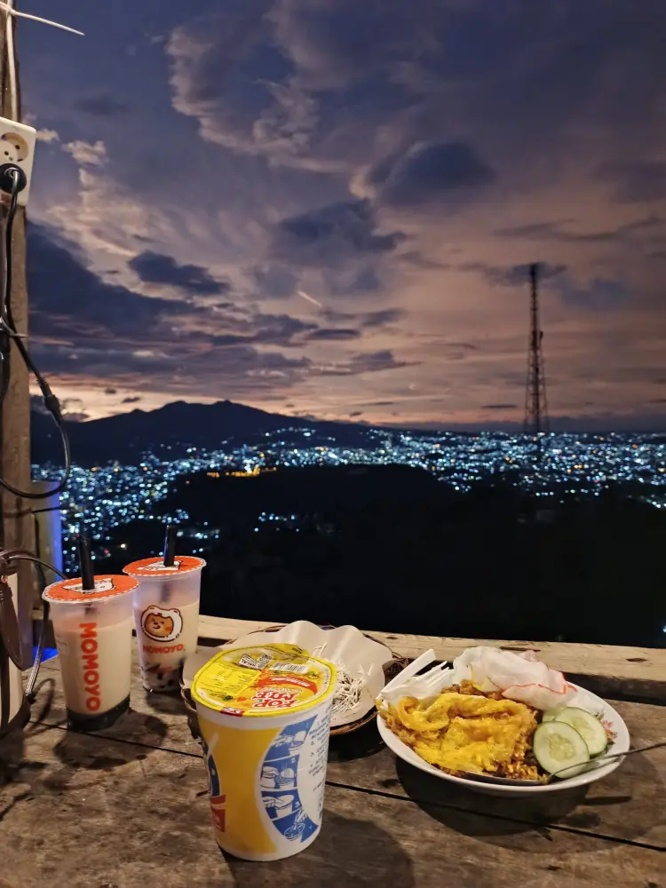 Momoyo Ice Cream & Fruit Tea - Pramuka 5