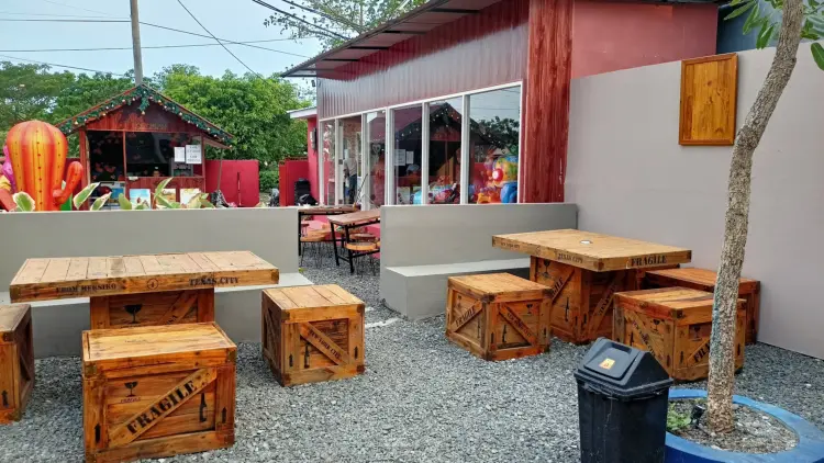 Looji Cafe & Eatery 1