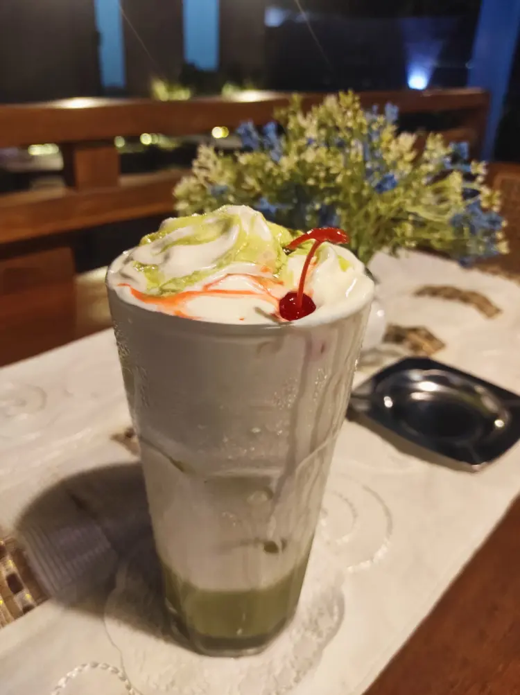 Looji Cafe & Eatery 9