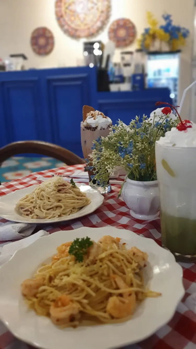 Looji Cafe & Eatery 10