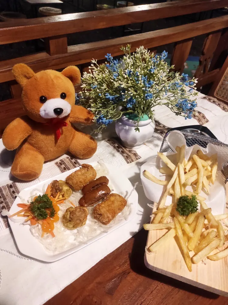 Looji Cafe & Eatery 8