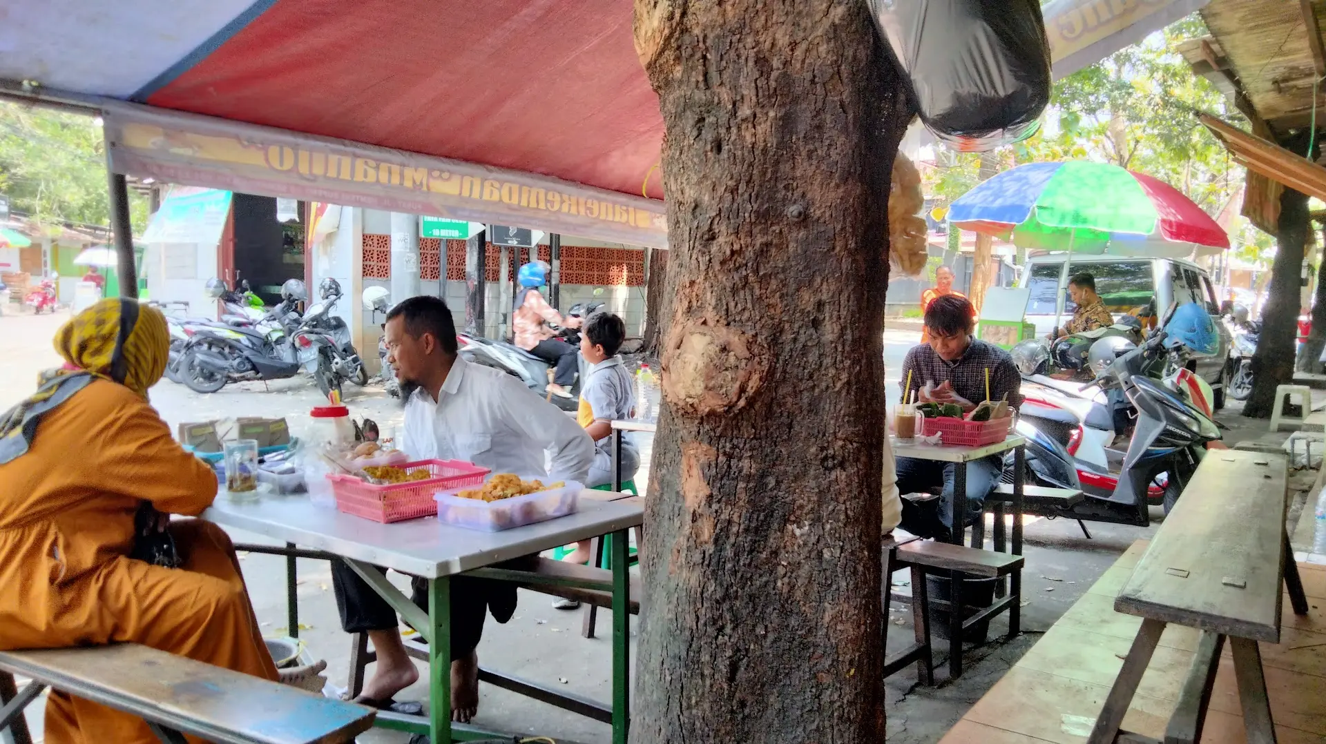 Introverts Beware! Semarang's Wild Youth Drink 'Chinese Medicine' in Packed Alleys. 2