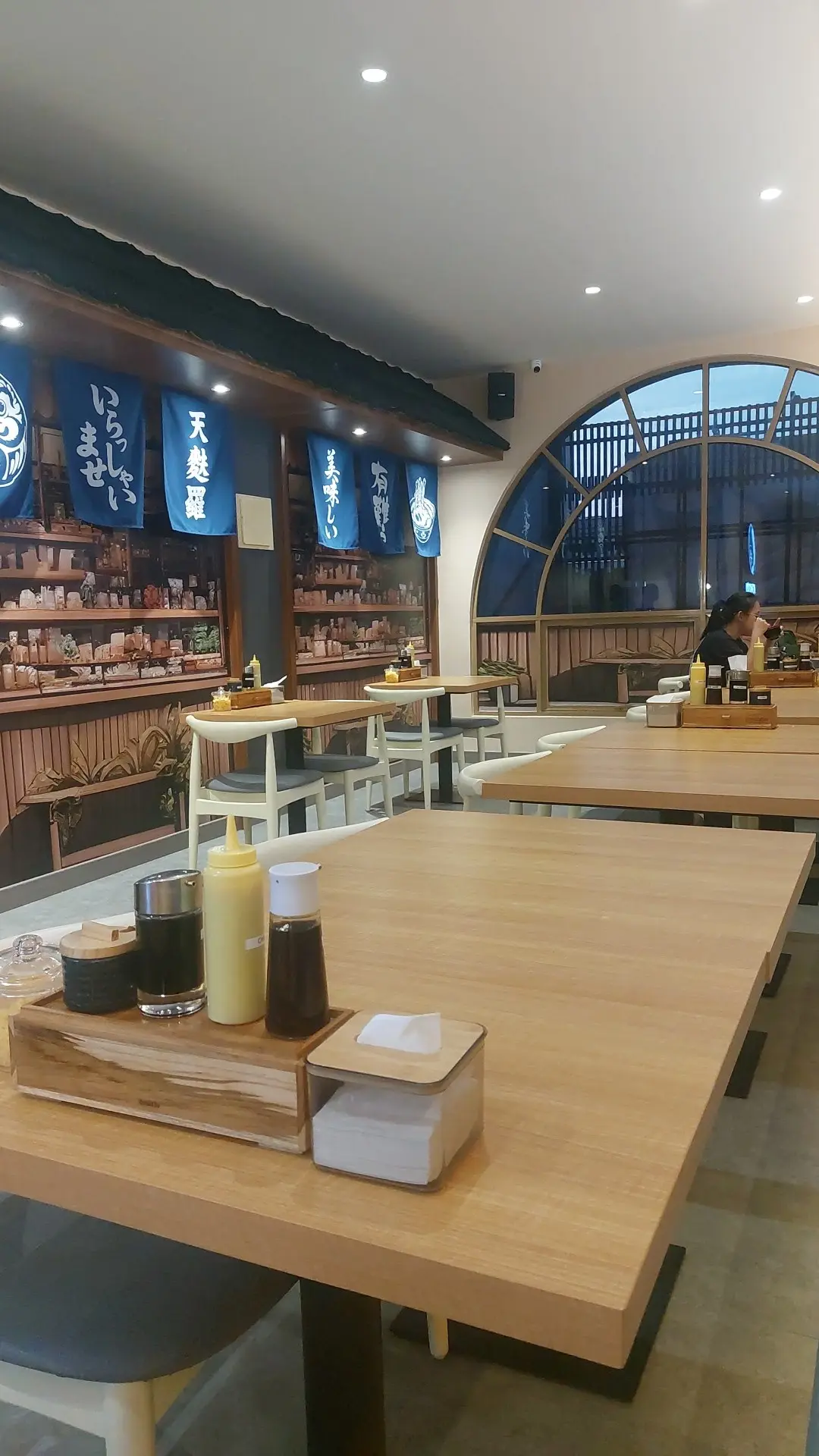 Antre 1 jam, makanan keluar 50 menit… 🤯 Emang tempat makan di Gading Serpong ini semantap itu sampe bisa dimaafin? 3