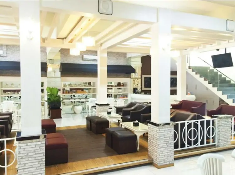 Hideout Patisserie & Cafe 1