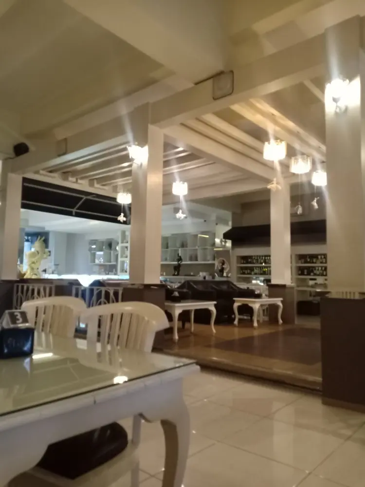 Hideout Patisserie & Cafe 5