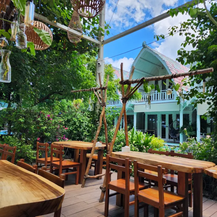 Mambo Beach Restaurant | Beach Bar & Cafe Nusa Penida 8