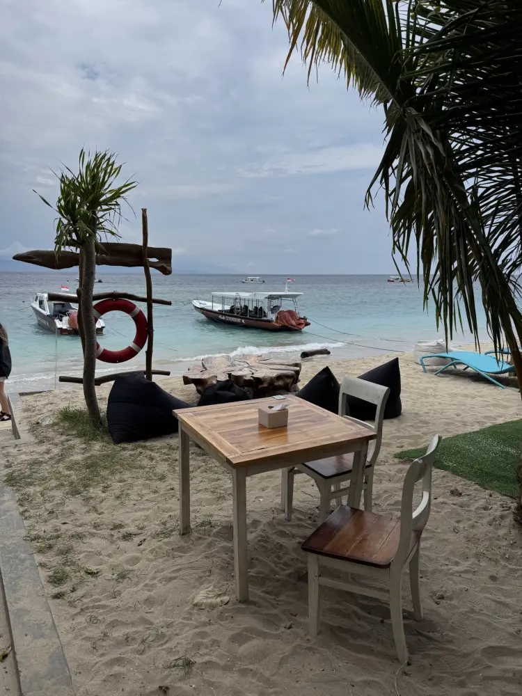 Mambo Beach Restaurant | Beach Bar & Cafe Nusa Penida 9