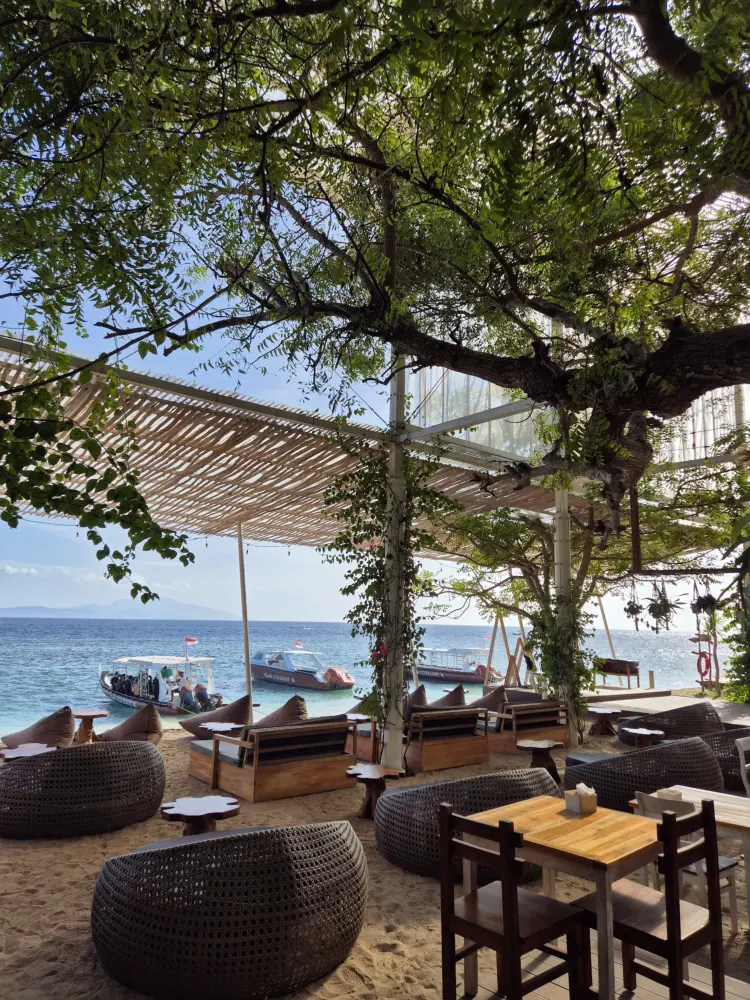 Mambo Beach Restaurant | Beach Bar & Cafe Nusa Penida 6
