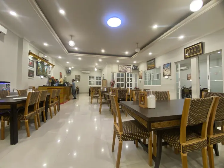 Warung Seafood Legendaris Makassar (Rating 4.7 Google), Rasanya Mantap tapi Anjay, Pelayannya Lebih Berasa Bos