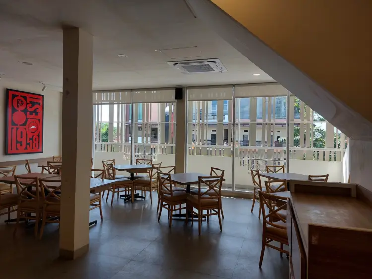 Pizza Hut Restoran 6