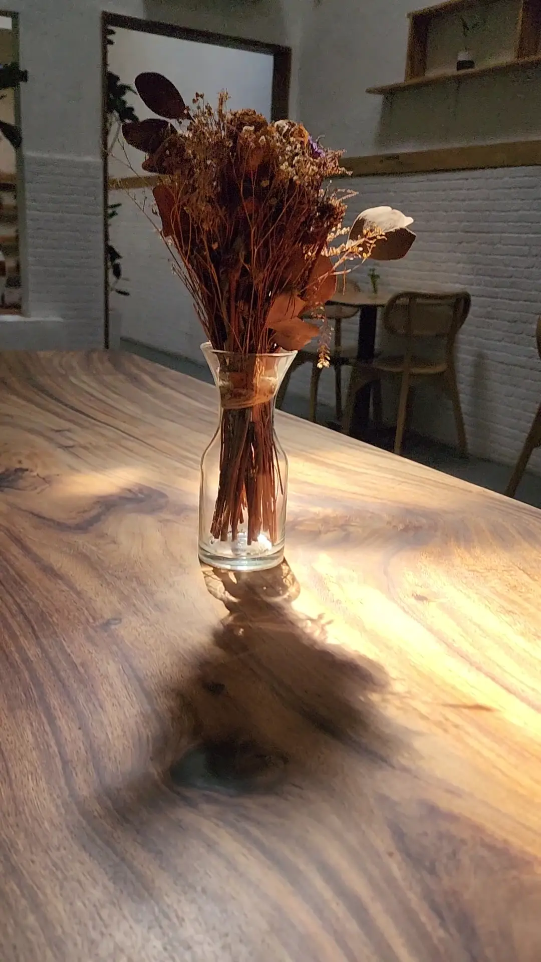 Rating Google 4.9, tapi gak ada plang nama? Tempat nongkrong 'bawah tanah' di Medan ini ternyata Mantap 4