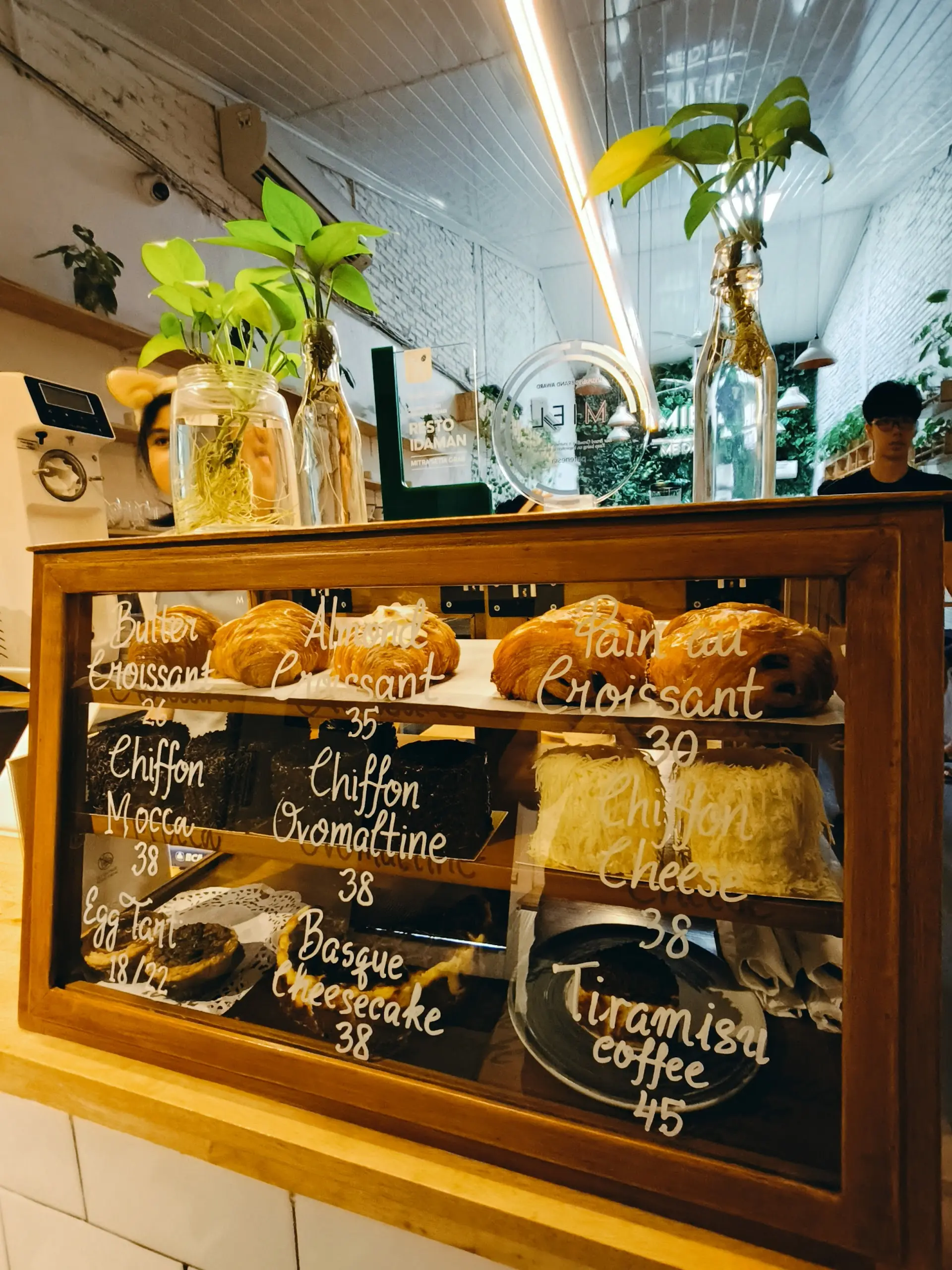 Rating Google 4.9, tapi gak ada plang nama? Tempat nongkrong 'bawah tanah' di Medan ini ternyata Mantap 1