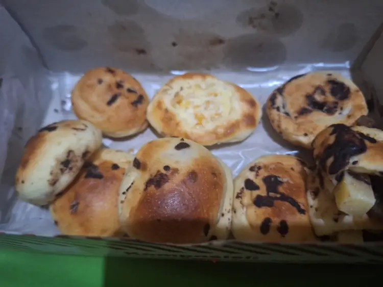 Roti Unyil Venus Bakery - Siliwangi 10