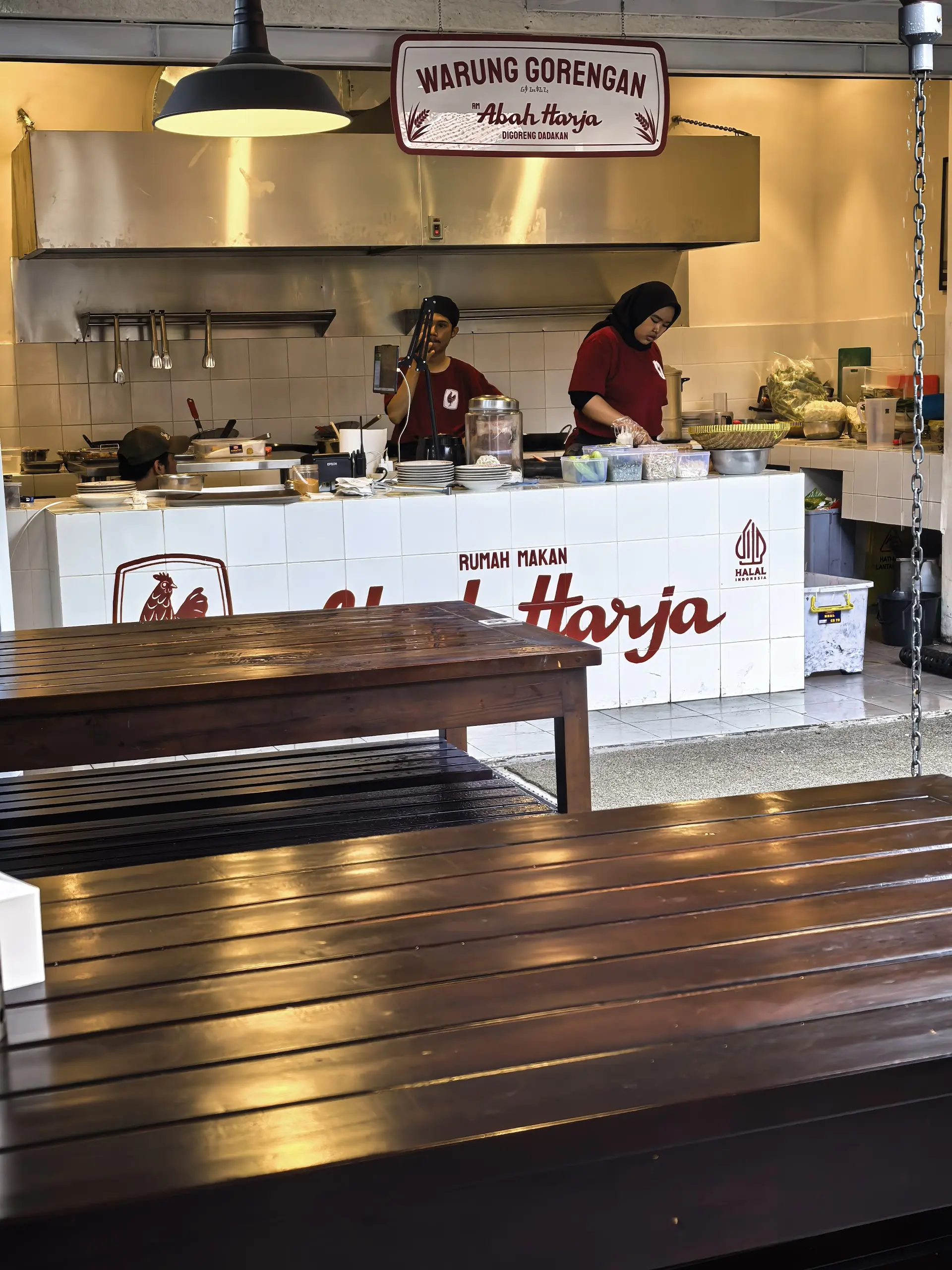 Hit-or-miss flavor, hot and noisy... So why is this Bandung spot always packed? 2