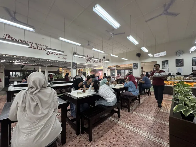 Hit-or-miss flavor, hot and noisy... So why is this Bandung spot always packed?