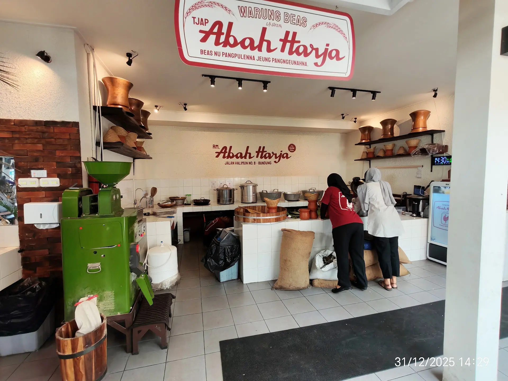 Hit-or-miss flavor, hot and noisy... So why is this Bandung spot always packed? 3