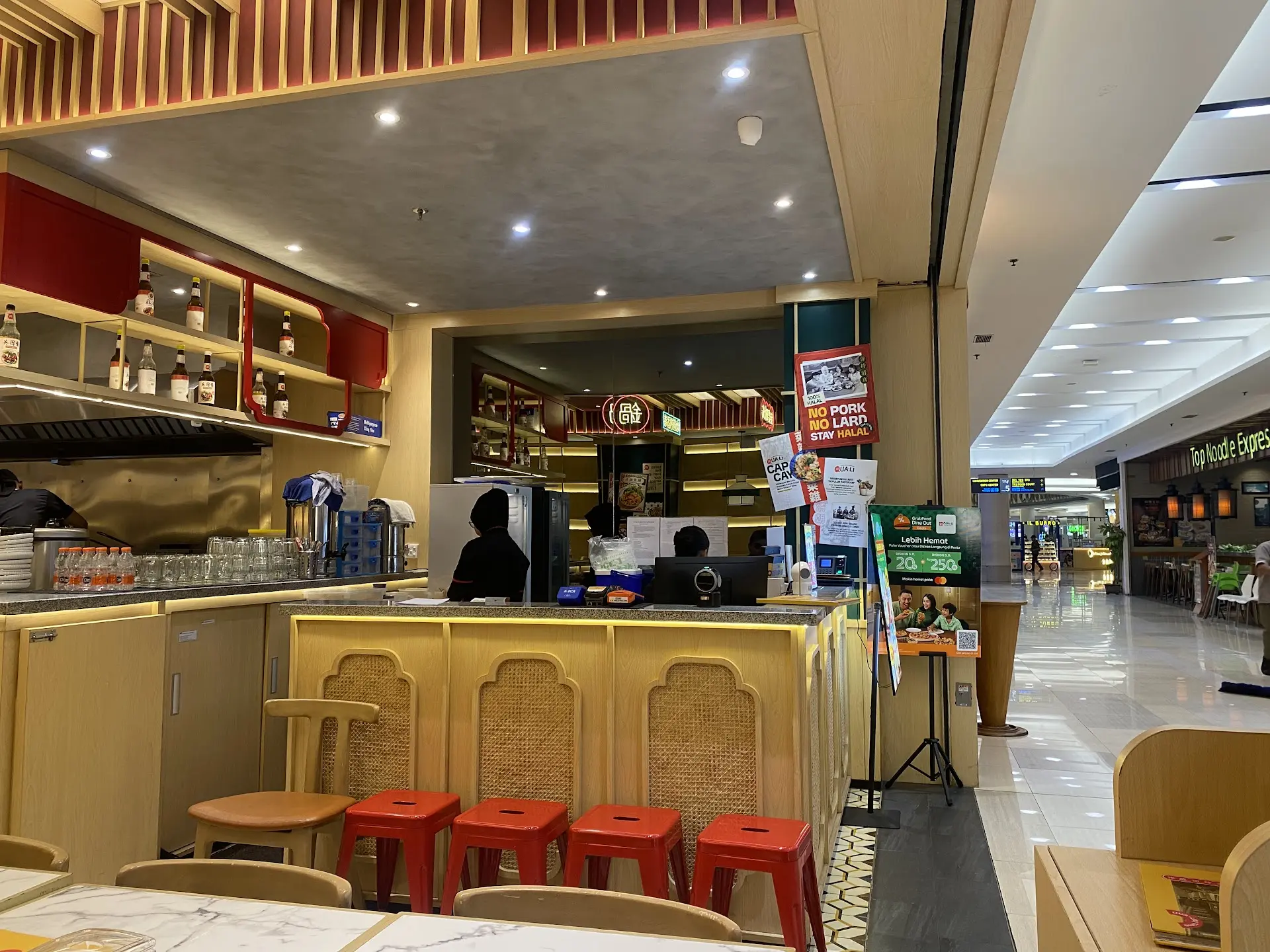 Anjay, cuma demi sepiring pangsit goreng, langsung kasih 5 bintang? Toko rating 4.9 yang Mantap ini, aku saranin kamu Chill dulu! 2